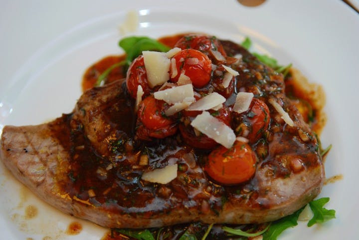 Bild på Grillad tonfisk med tomat- och dillvinägrett.